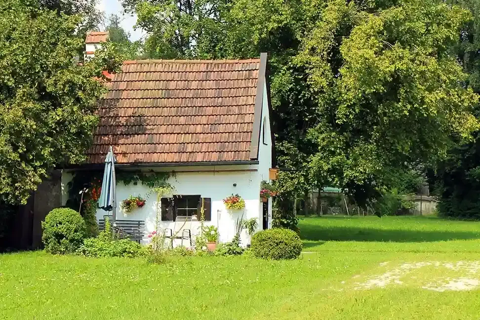 Jak urządzić wnętrze domku na działce?