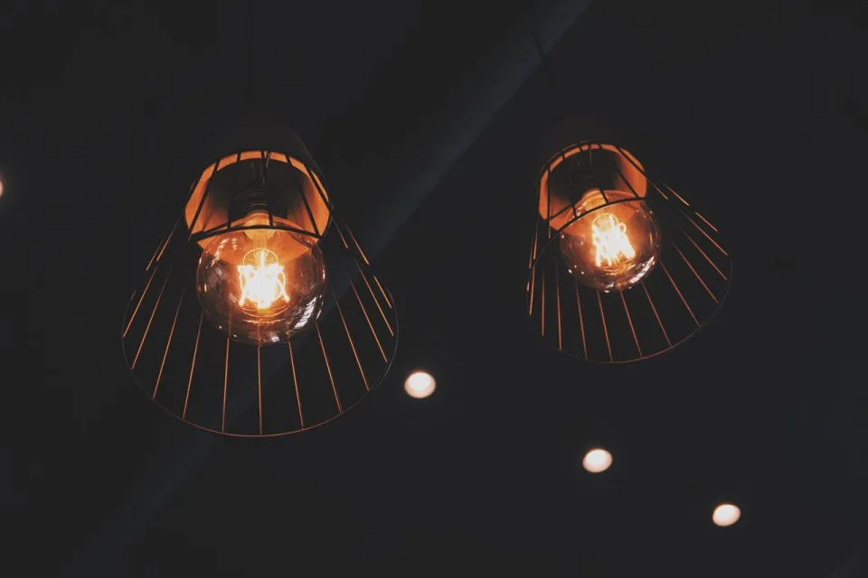 Lampy wiszące – zalety i wady