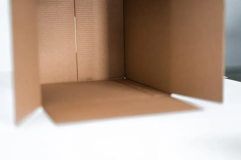 Pakowanie krok po kroku: Jak prawidłowo zapakować karton?