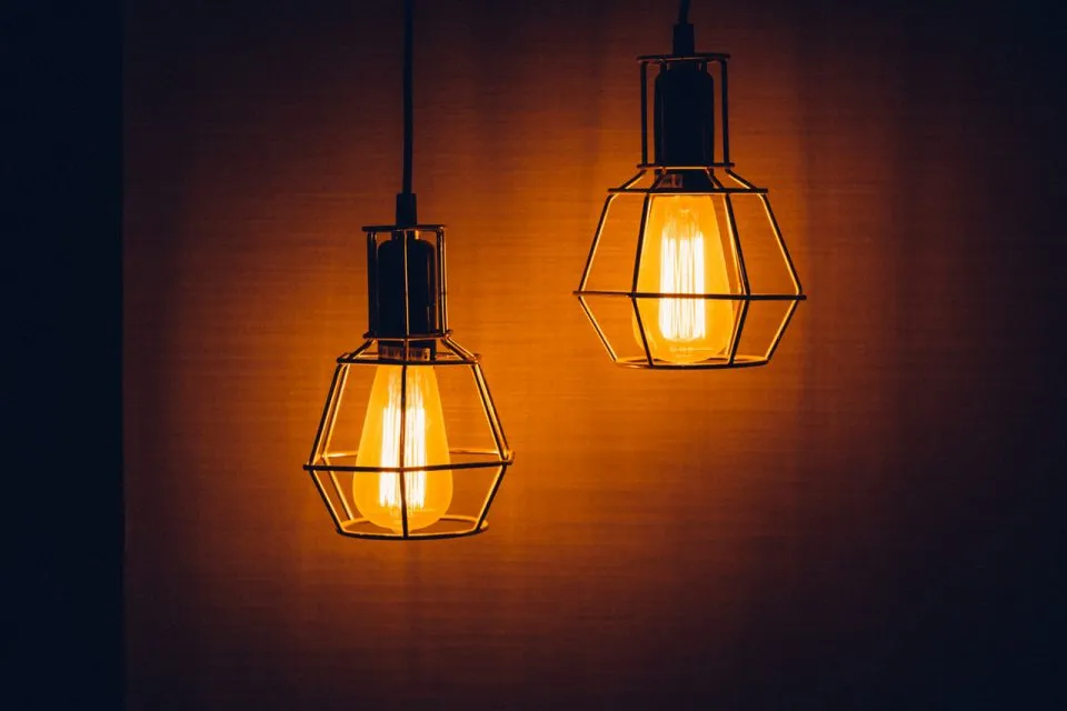 Lampy wiszące – zalety i wady