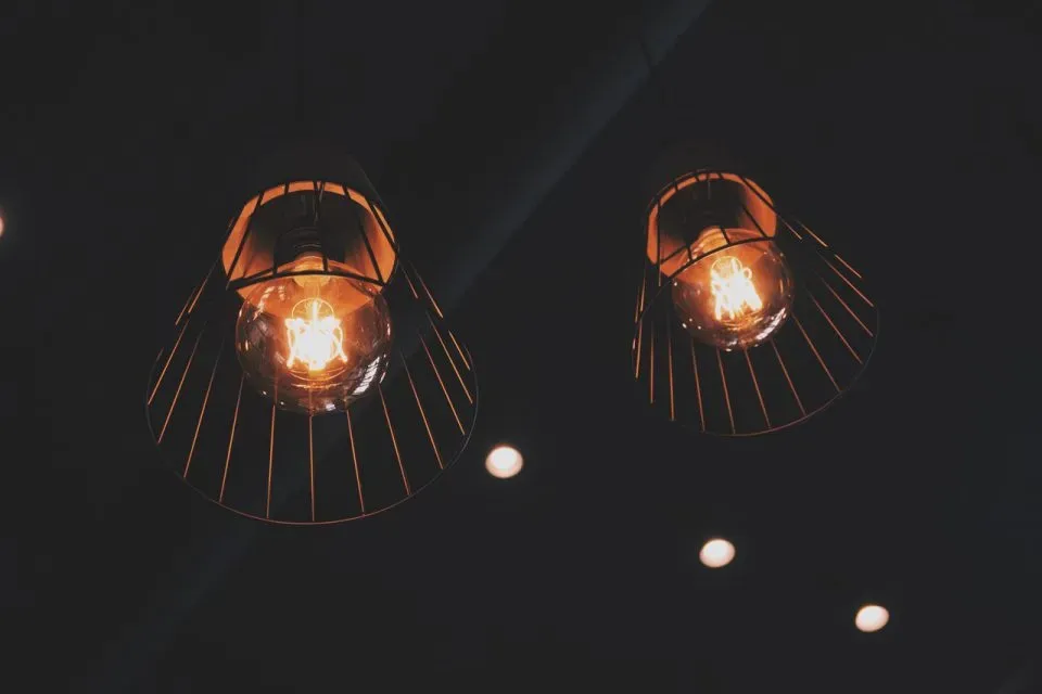 Lampy wiszące – zalety i wady